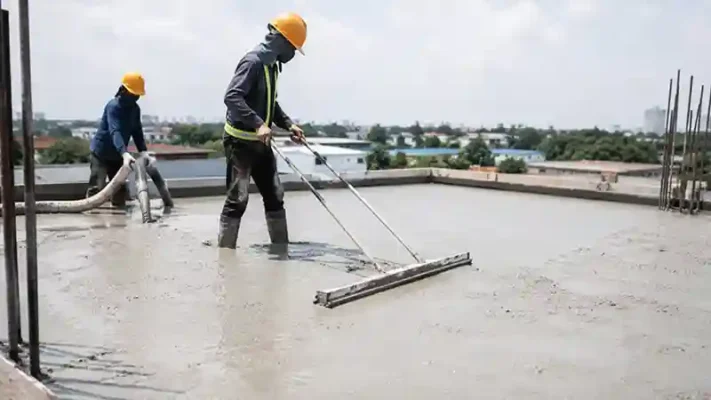 Công nhân thi công bê tông nhẹ chống nóng trên mái tại Đà Nẵng.