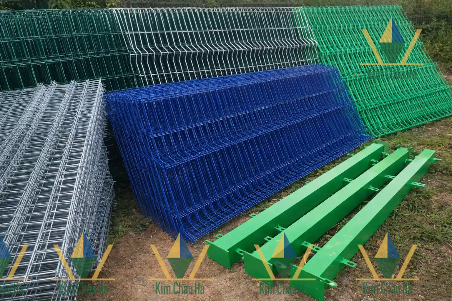 Hàng rào lưới thép hàn 3D mạ kẽm và sơn tĩnh điện màu xanh, xanh dương, kèm trụ thép hộp sơn tĩnh điện, chuẩn bị thi công tại công trình.