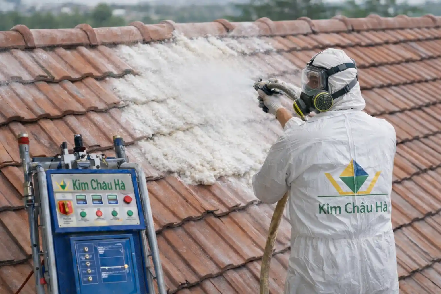 Thi công phun PU Foam cách nhiệt mái ngói tại Quảng Ngãi bằng máy phun cao áp Kim Châu Hà