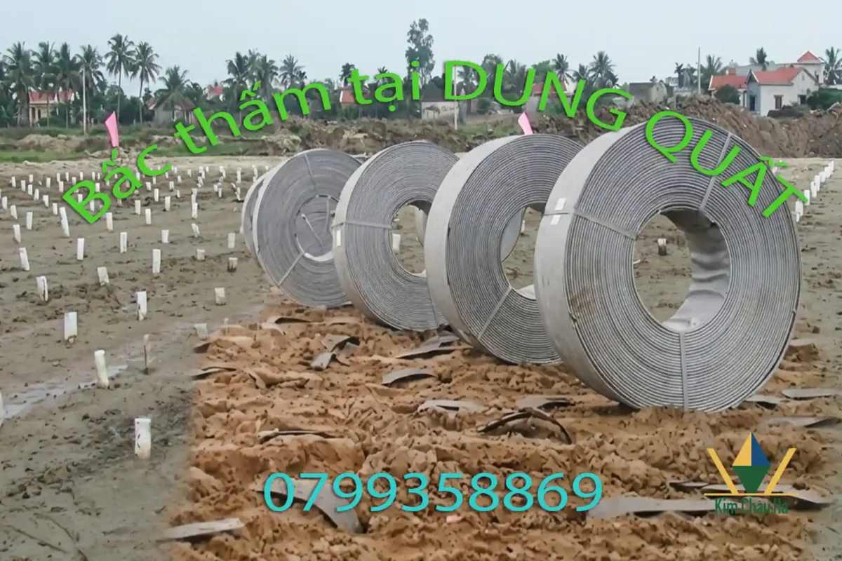 Hình ảnh thi công bấc thấm tại Dung Quất với máy chuyên dụng và cuộn bấc thấm PVD, giải pháp xử lý nền đất yếu hiệu quả.