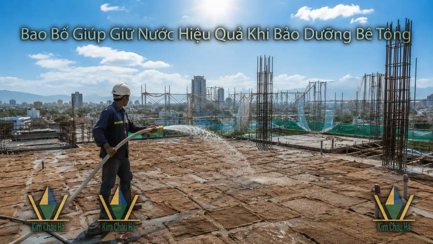 Công nhân tưới nước lên bao bố bảo dưỡng bê tông tại công trình Đà Nẵng