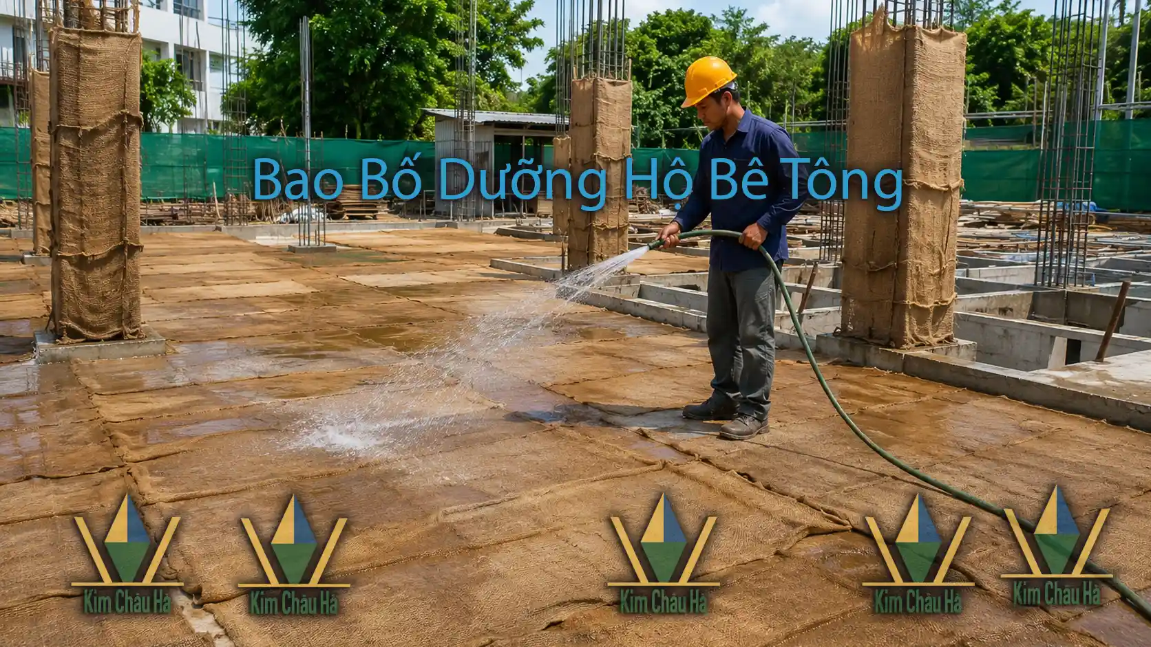 Công nhân tưới nước trên bao bố dưỡng hộ sàn bê tông tại công trình