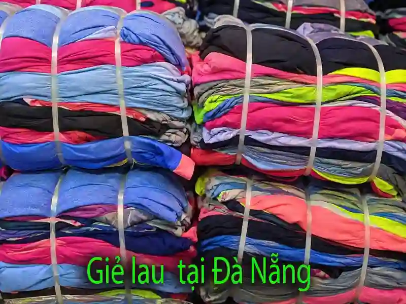 Các kiện giẻ lau công nghiệp nhiều màu được bó gọn và xếp trong kho tại Đà Nẵng