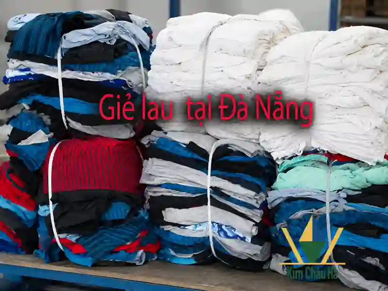 Giẻ lau công nghiệp Đà Nẵng đóng kiện Các kiện giẻ lau công nghiệp Đà Nẵng màu trắng và nhiều màu được phân loại, bó gọn và sắp xếp trong kho.
